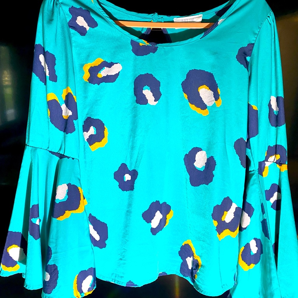 Boutique blouse with belle sleeves